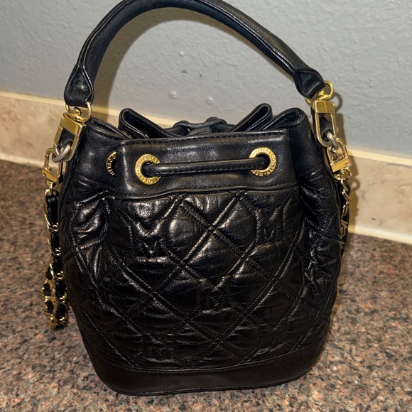 Metrocity Quilted bucket Crossbody with Gold Chain Strap EXCELLENT CONDITION! - Picture 4 of 7